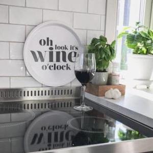 Bricka "Wine o'clock"